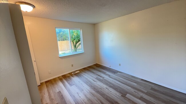 Building Photo - 4 Bed 2 Bath House on large Lot w/Fenced Backyard - Pets Possible