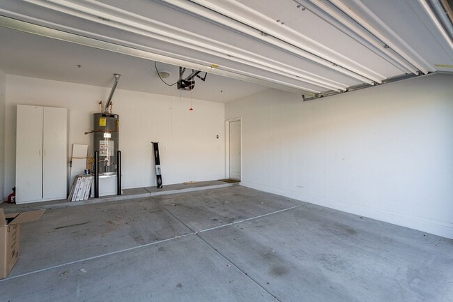 Building Photo - Move In Ready! Three Bedrooms - Beautiful ...