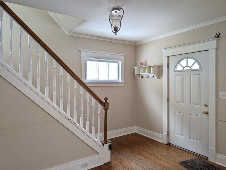 Building Photo - 81 Church St