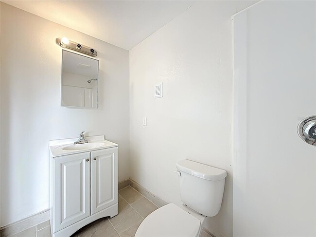 Building Photo - 497 Normandy Rd