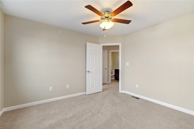 Building Photo - 2858 Canterbury Dr