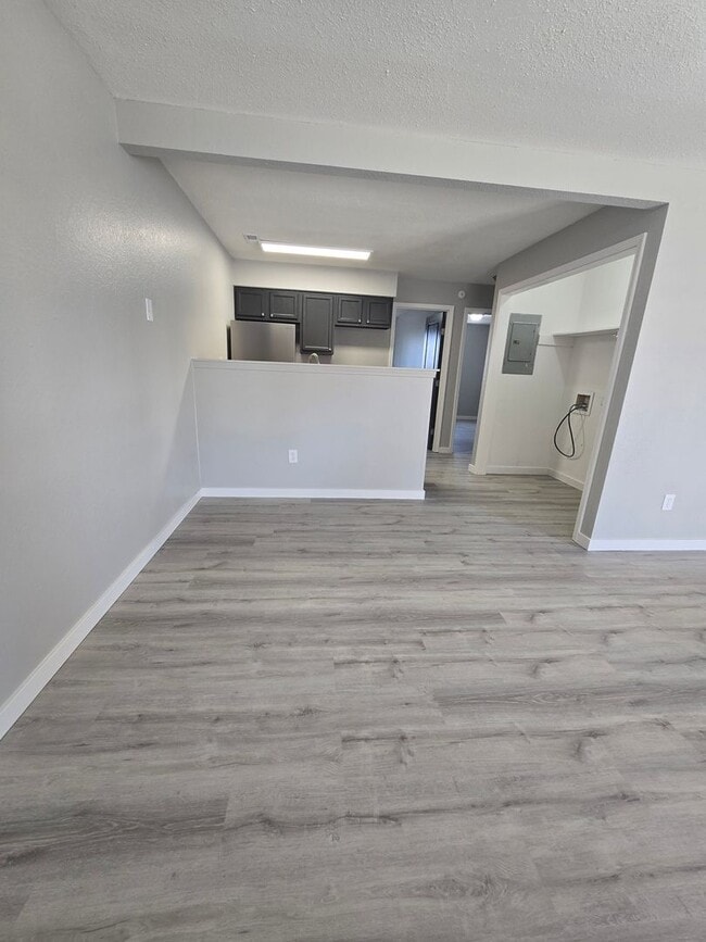 Building Photo - 2 Bedroom , 1 Bathroom Apartment!