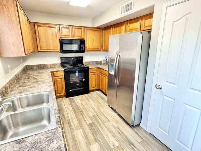 Building Photo - Beautifully renovated 3 bedroom/2.5 bathroom home in Tolleson!