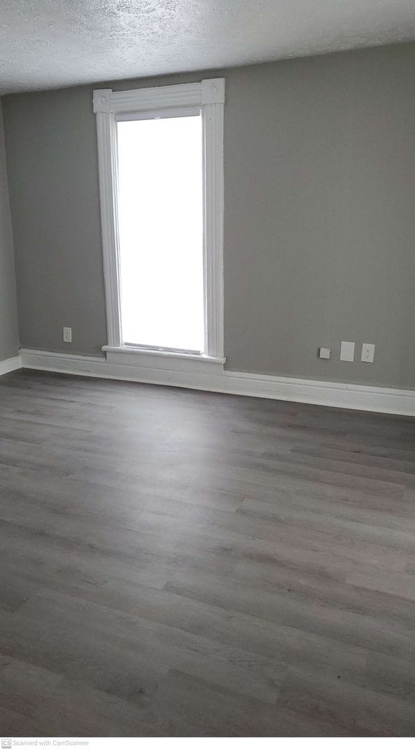 Building Photo - Freshly renovated and ready for move in!  ...