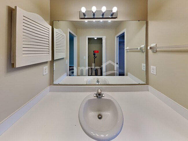 Building Photo - 1004 Lantana Dr