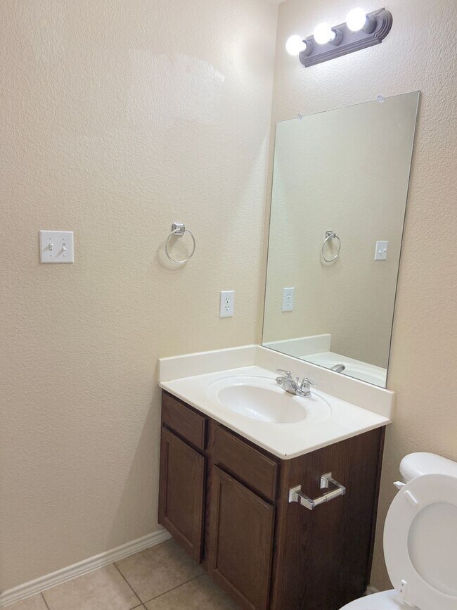 Building Photo - Open Floorplan and Amazing Resort Style Community!