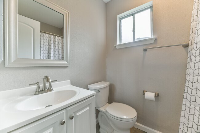 Building Photo - 104 Brigadoon Ln