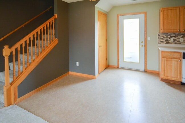 Building Photo - Hard to find end unit townhome with 2 car garage!