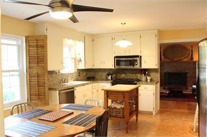 Building Photo - Gorgeous 4/3 Home with fenced yard and garage