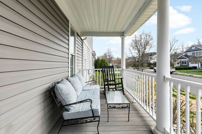 Building Photo - 11 Lakeside Ave