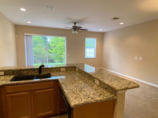 Building Photo - Townhome in Gated Community in the heart of Oviedo