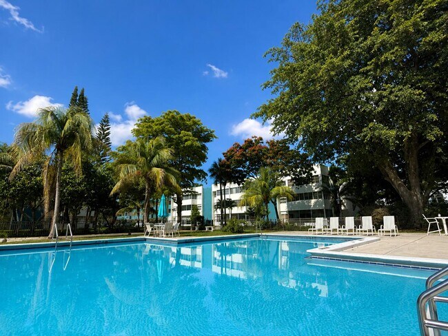 Building Photo - 5155 E Sabal Palm Blvd