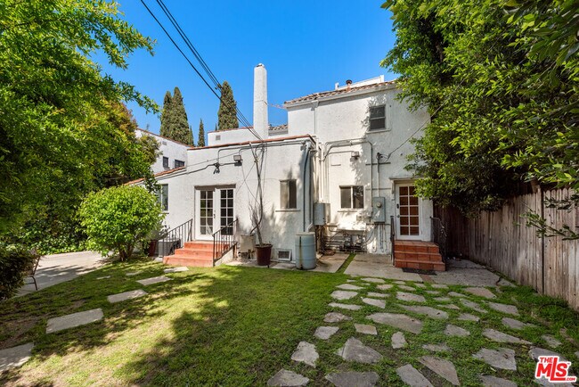 Building Photo - 237 S Doheny Dr