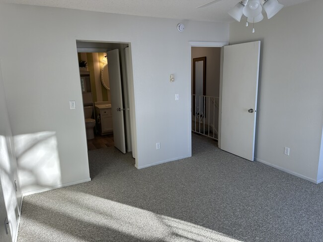 Building Photo - 308 W Lake Dr