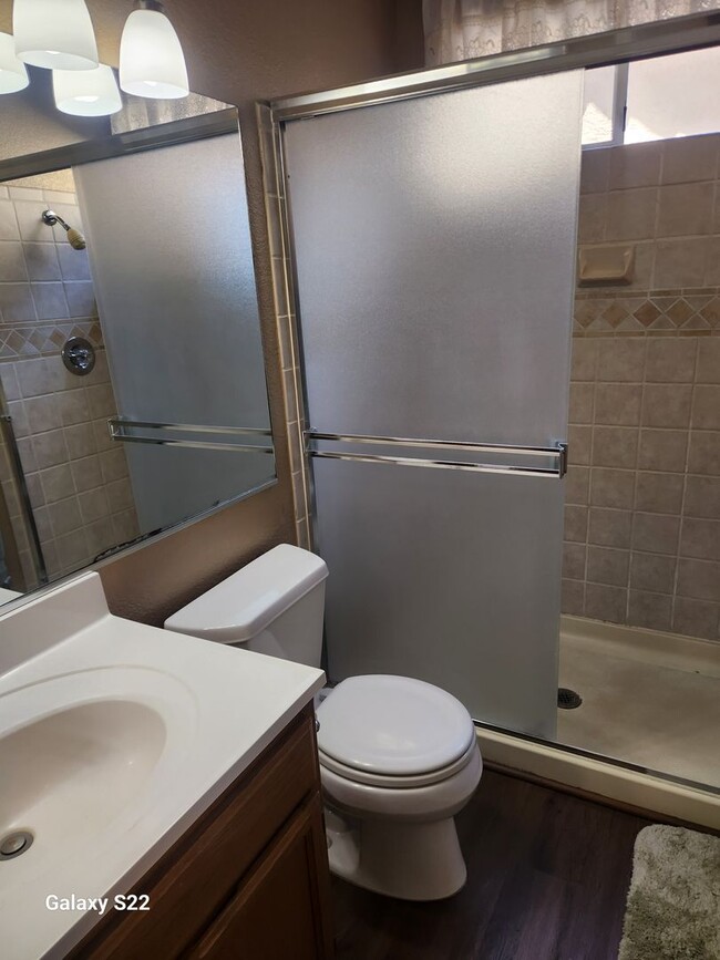 Building Photo - Beautiful 4 bedroom, 3 bathroom home locat...