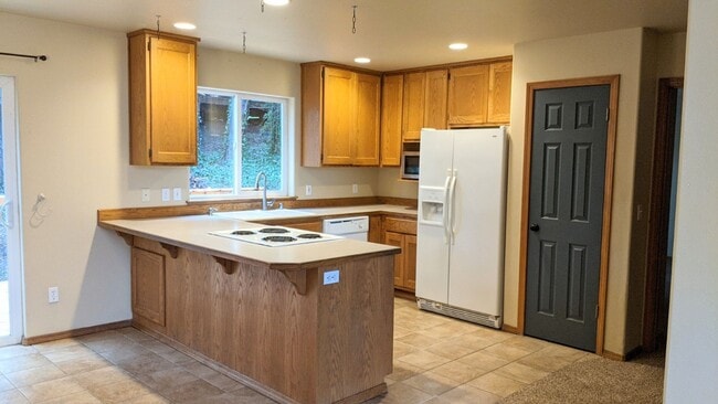 Building Photo - Spacious Four Bedroom in Great Location!
