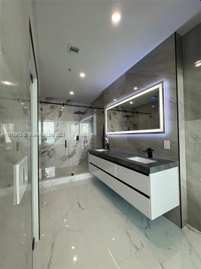 Building Photo - 7910 Harbor Island Dr