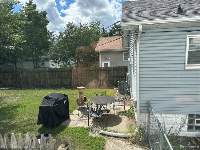 Building Photo - 838 Pinecrest Dr