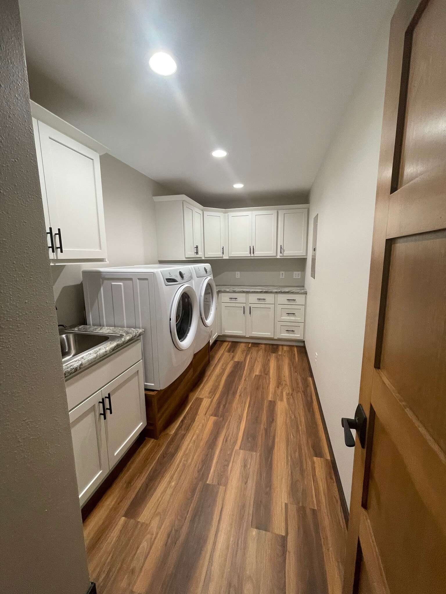 Raised laundry with spill sink - 150860 Nightingale Ln