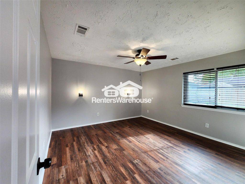 Building Photo - 2118 Creston Dr