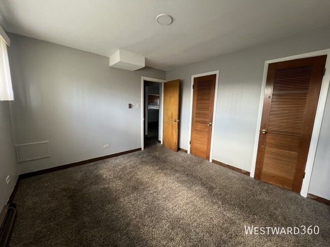 Building Photo - Large Two Bed One Bath in River Forest