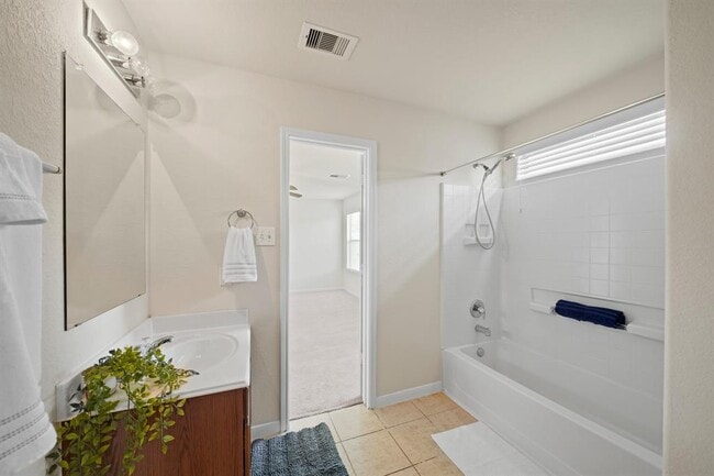 Building Photo - 1102 Honeysuckle Vine Dr