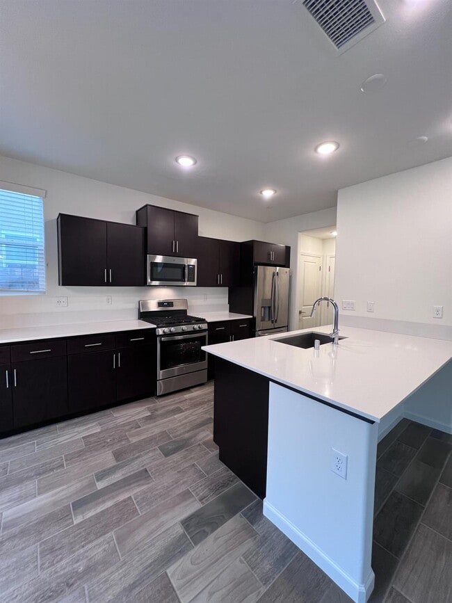 Building Photo - 1918 Oak Ln