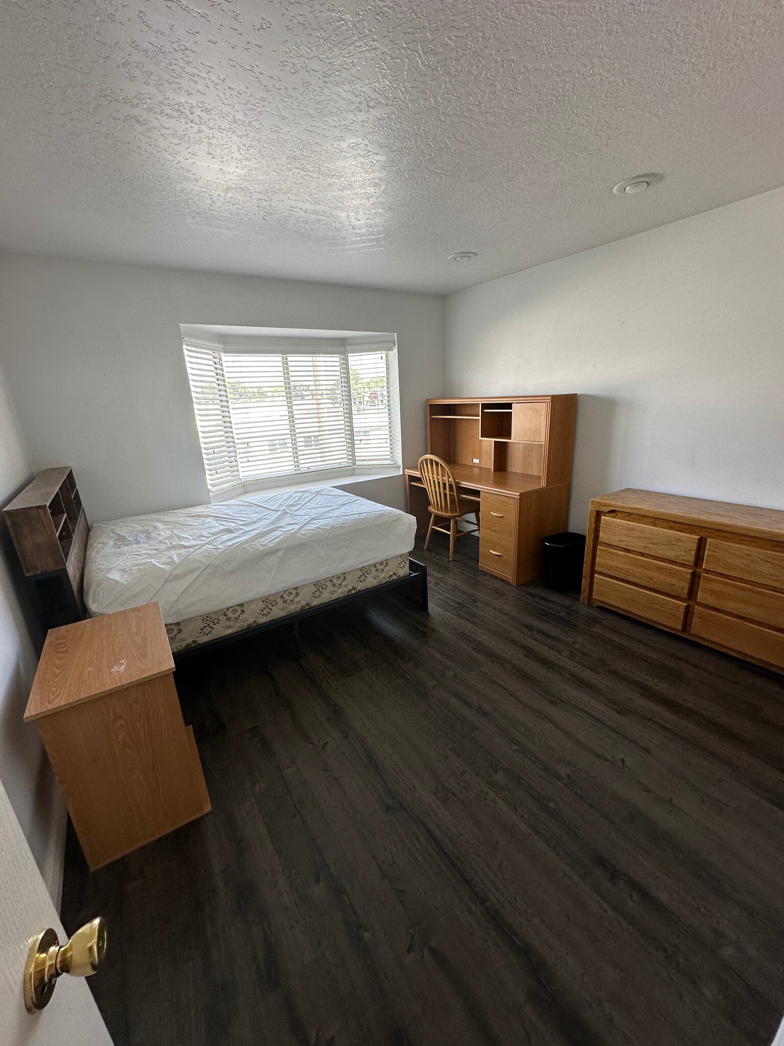 Building Photo - 1559 N Riverside Ave #10