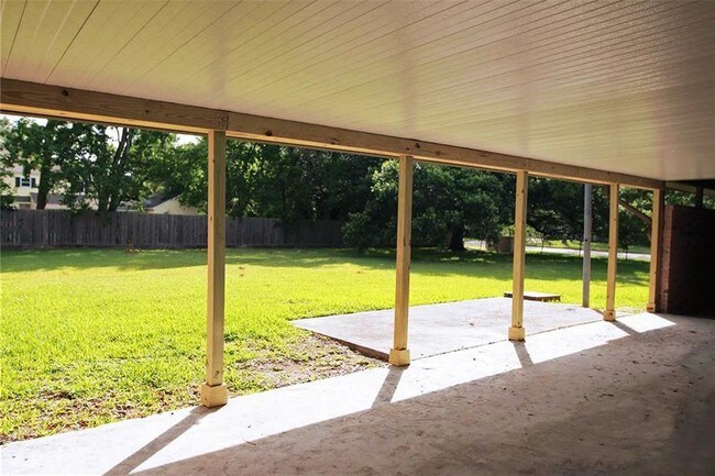 Building Photo - 502 Misty Ln