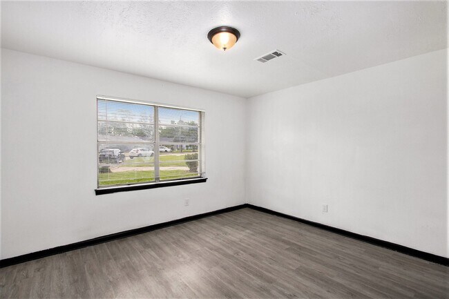 Building Photo - 10906 Panay Dr