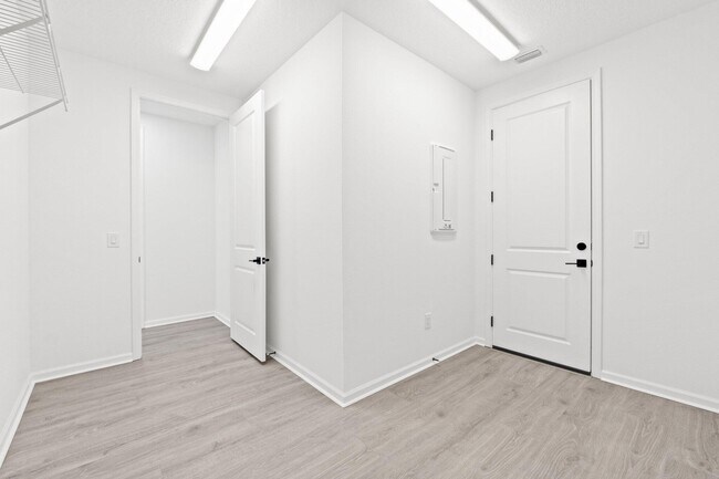 Building Photo - 9511 Paradise Dr