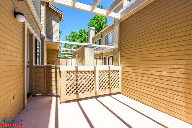 Building Photo - Gorgeous Townhouse | Remodeled | Desirable Location