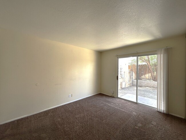 Building Photo - AVAILABLE NOW!! 2 Bed/2 Bath Apartment in ...