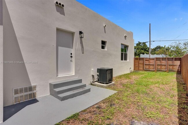 Building Photo - 2978 SW 14th St