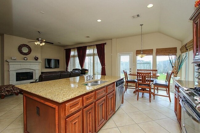 Building Photo - 14822 Yellow Begonia Dr