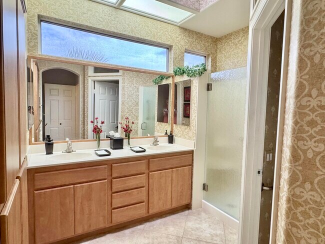 Building Photo - 38517 Fallbrook Ave