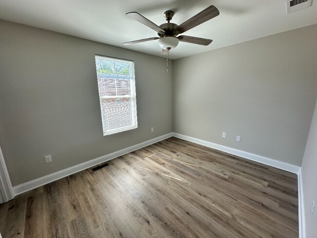 Building Photo - 300 Gardenview Ln