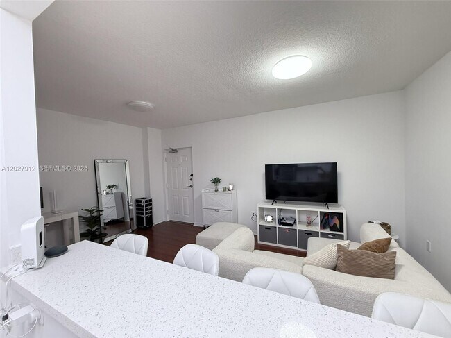 Building Photo - 115 SW 42nd Ave