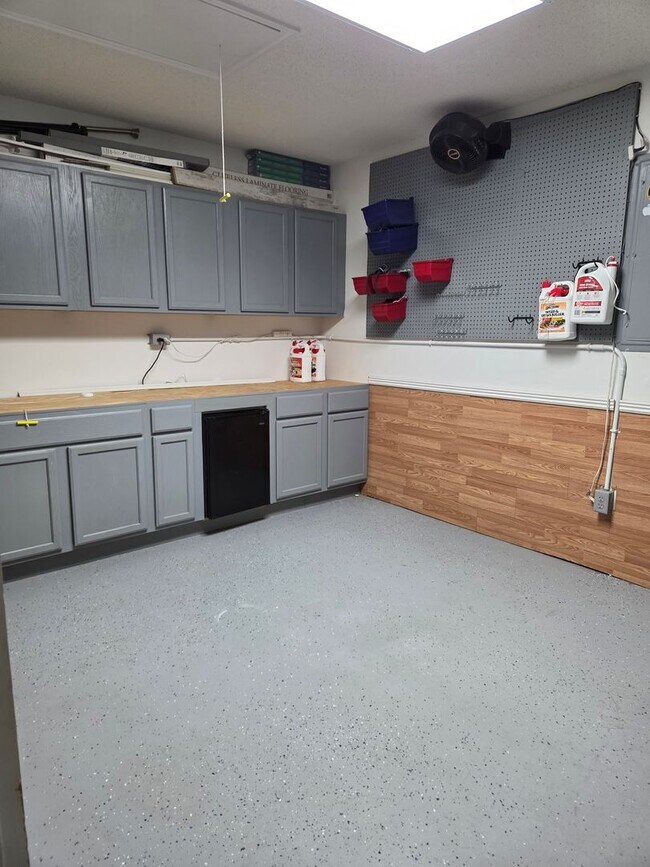 Building Photo - 3 Bedroom 2 bath fenced back yard in a quiet neighborhood!!