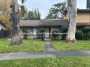 Building Photo - Back On The Rental Market Nice Cozy 3 Bedroom Half Plex Home!!!