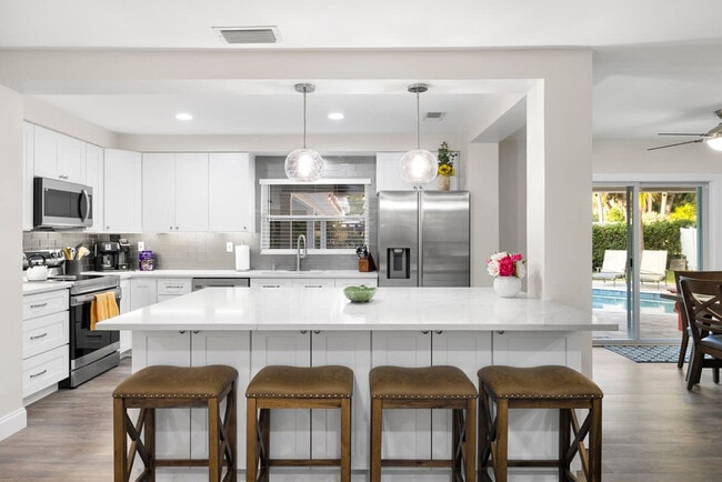 Building Photo - 802 Camelia Dr