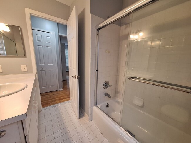 Building Photo - Move In Special!!!  Charming Rochester Condo.  Must see!!