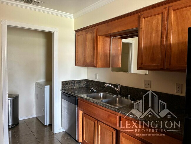 Building Photo - Wonderful, 3BD/2BA, Home off Bell St. and ...