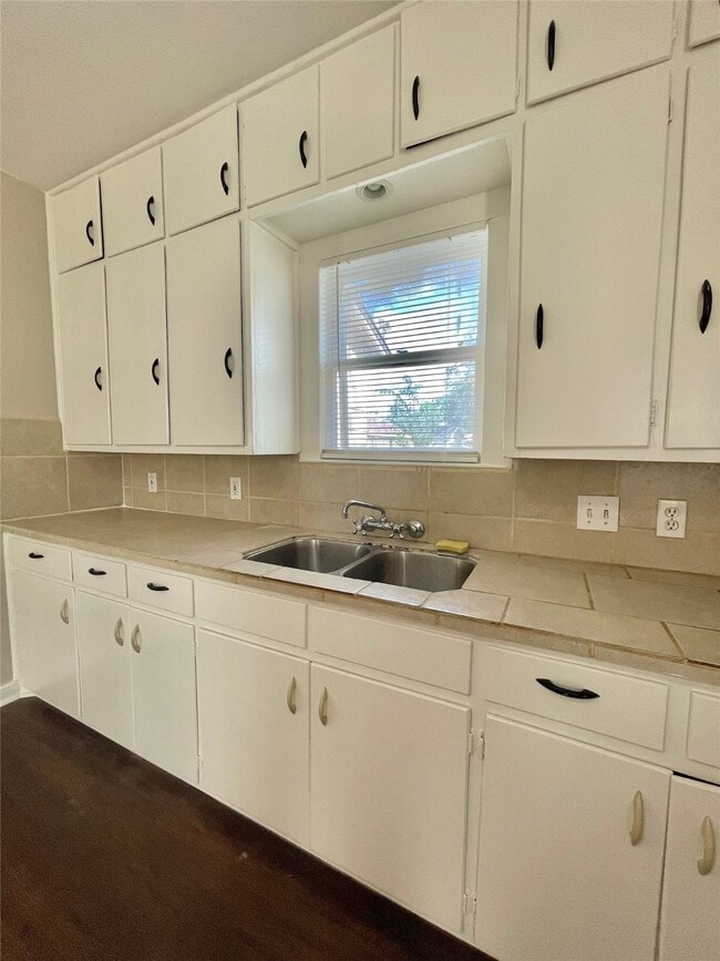 Building Photo - 813 Nursery St