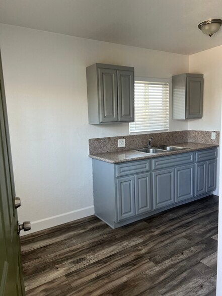 Building Photo - 429 W Ramona Dr