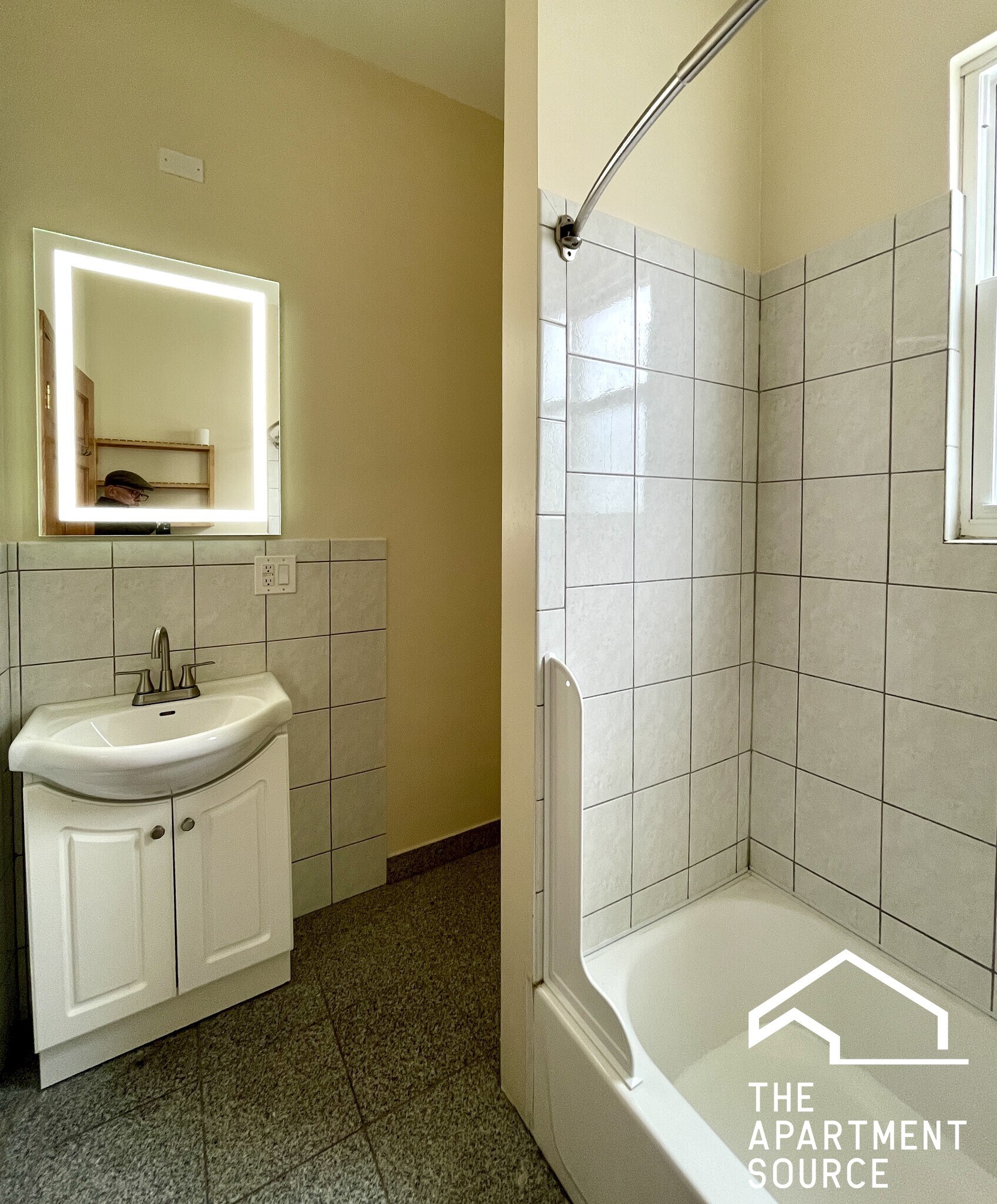 Building Photo - 2028 N Hamlin Ave