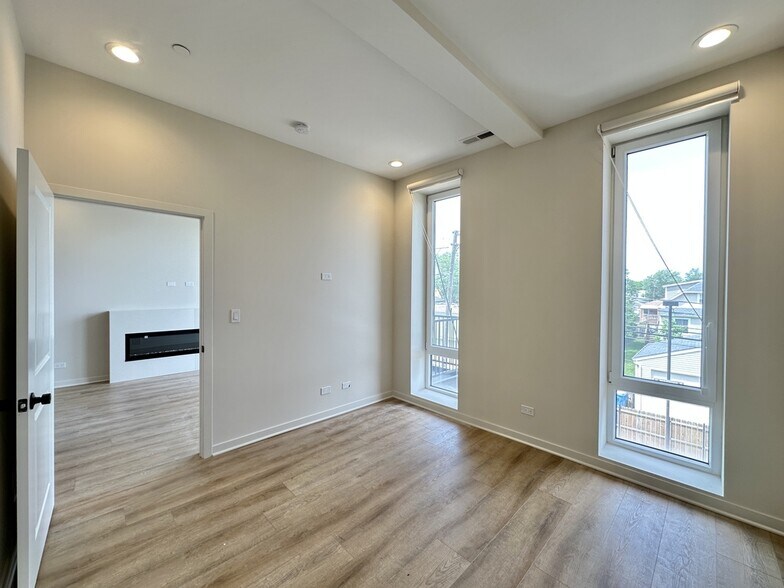 Building Photo - 6340 W Belmont Ave