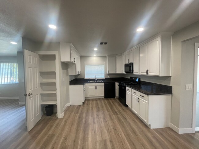 Building Photo - Newly Remodeled 5 Bedroom 3 Bath Home in C...