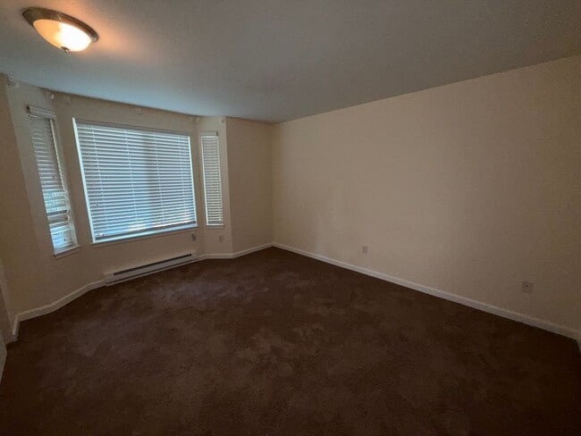 Building Photo - 2 Bed 1 Bath Totem Lake Condo