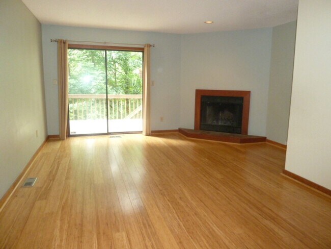 Building Photo - Lovely, updated 2br in Weatherhill. Great location & Carrboro charm!
